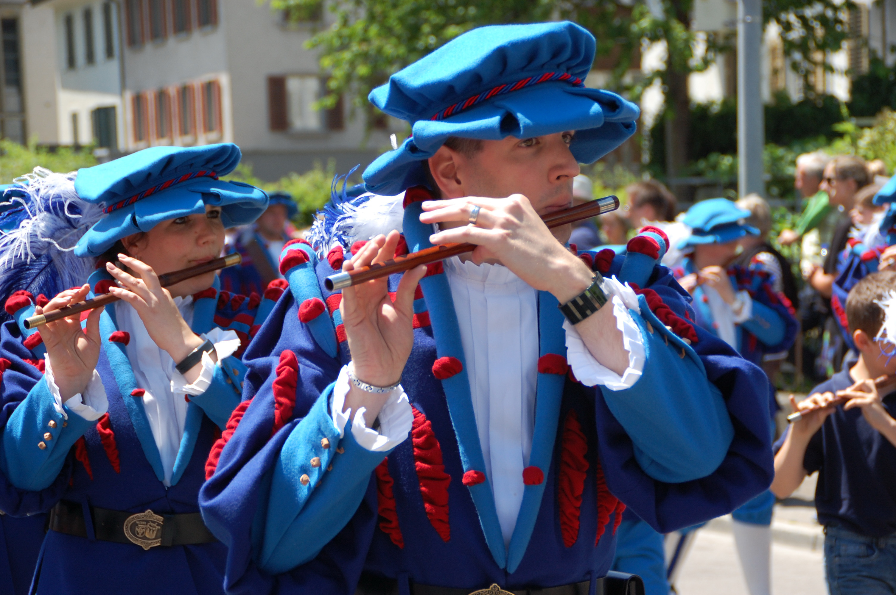 Regierungspräsident Claudius Graf grüsst aus dem blumengeschmückten Oldtimer.
