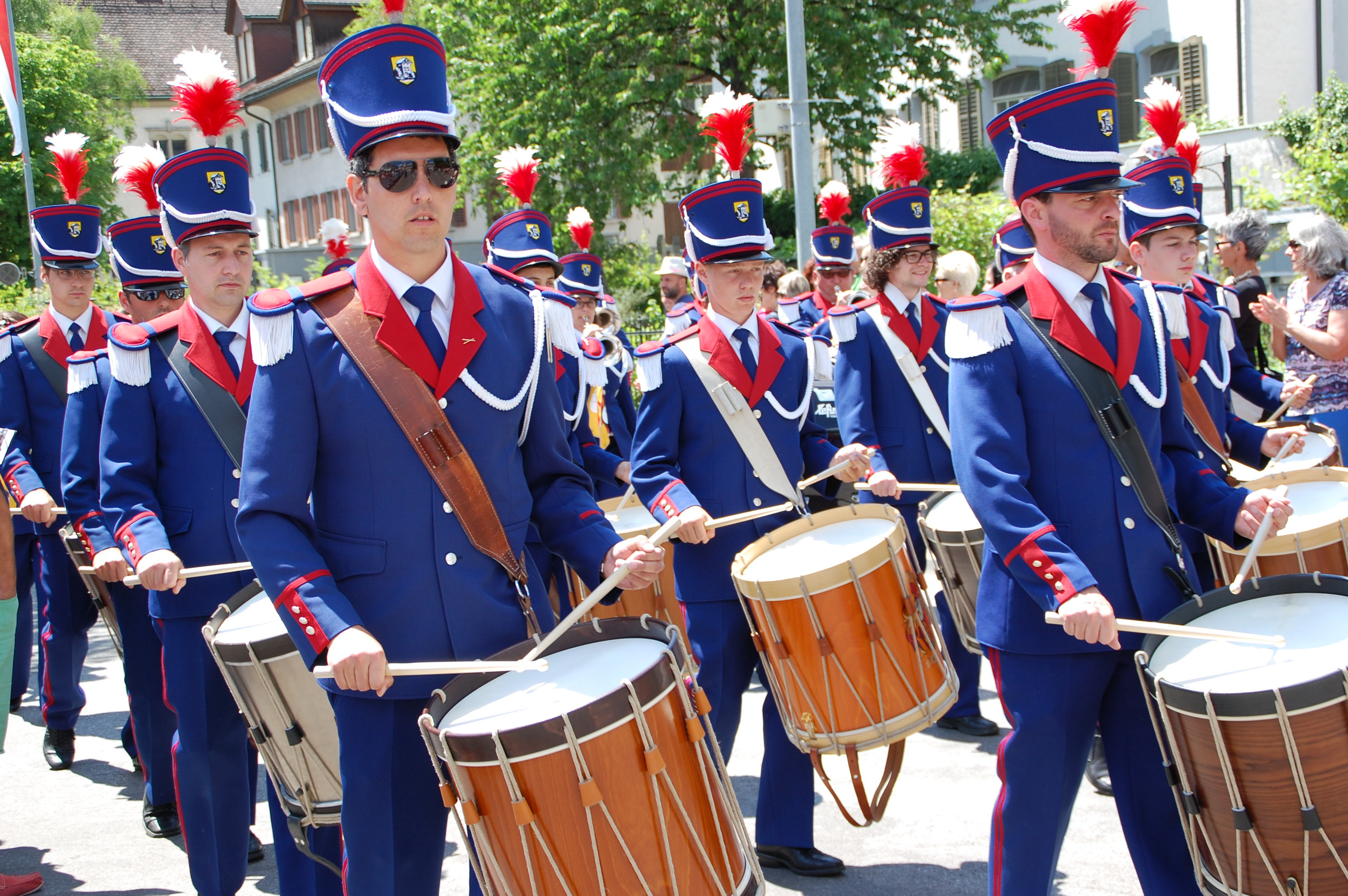 Manche Uniformen muten militärisch an.