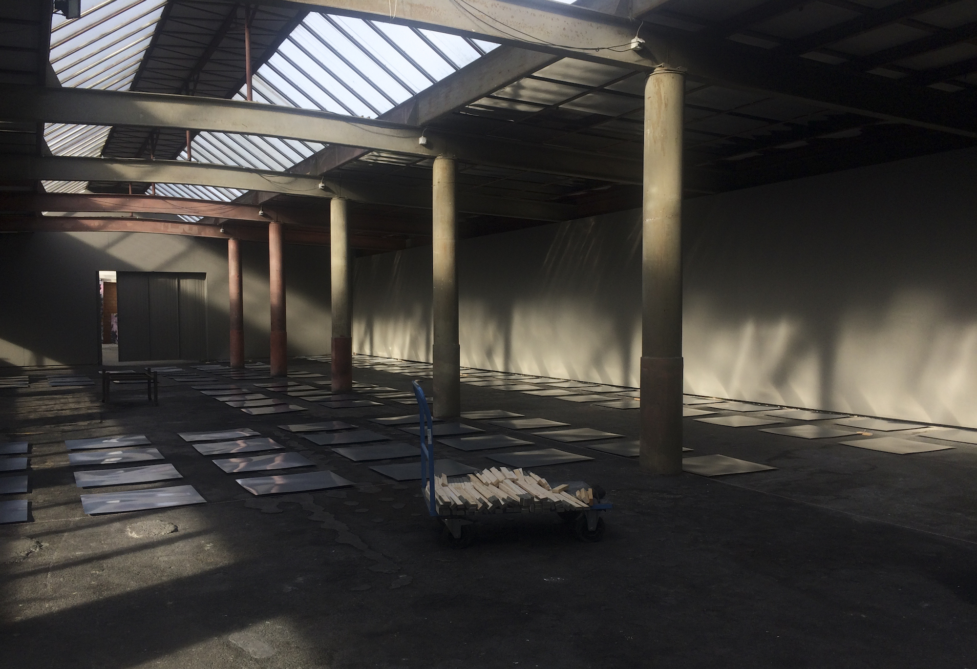 Aufbaufotos eines neuen Werks von Esther Mathis. Die Position der Spiegelplatten ist dem Lauf der Sonne während den Öffnungszeiten der Halle angepasst. Je nach dem um welche Uhrzeit und in welchen Wetterkonditionen man die Ausstellung besucht, sieht man eine andere abstrakte Lichtzeichnung an der Wand.
