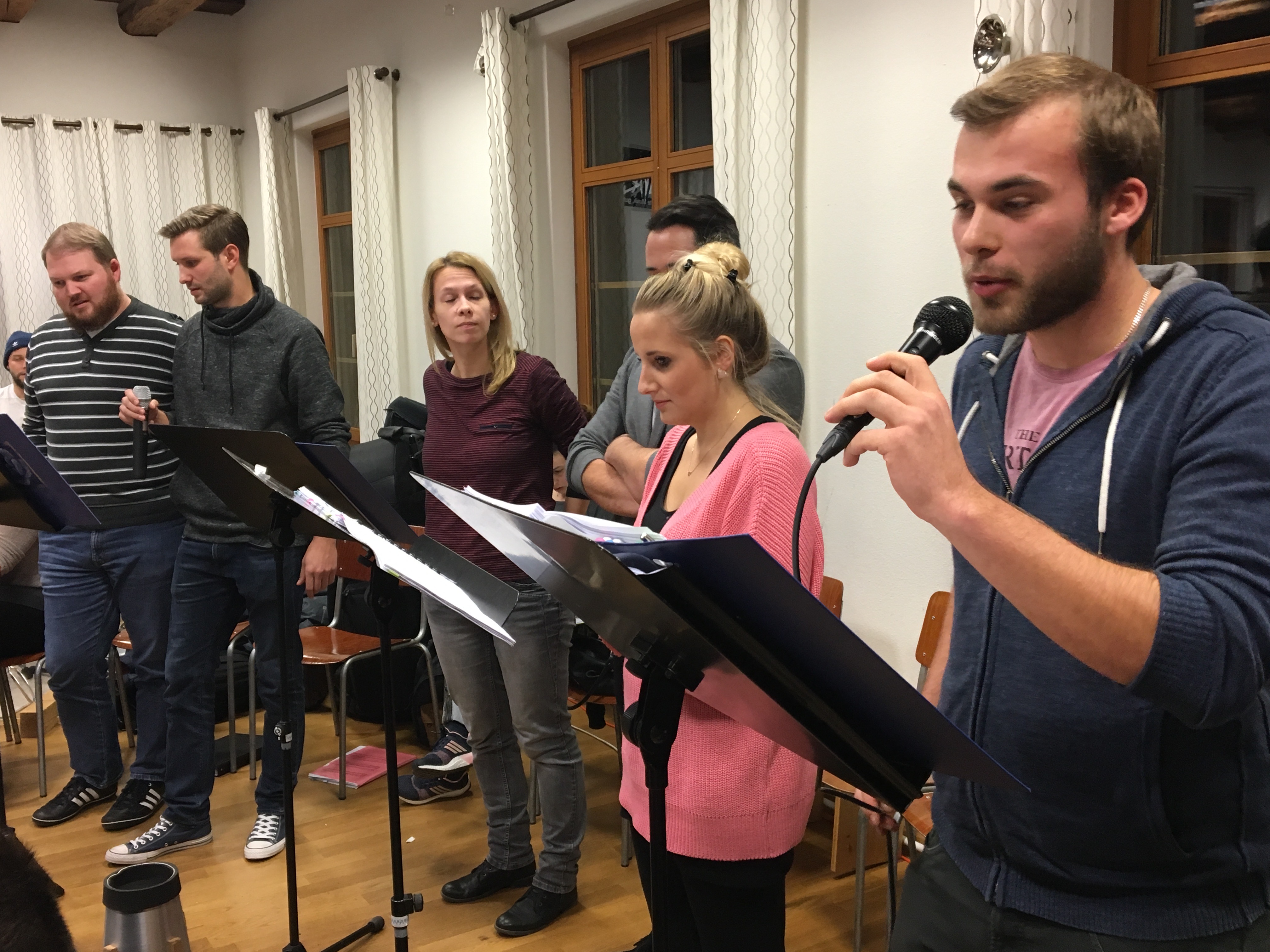 Stimmkräftig: Die Sänger und Sängerinnen des Ensembles bei den Proben zu "Gotthelf - das Musical"