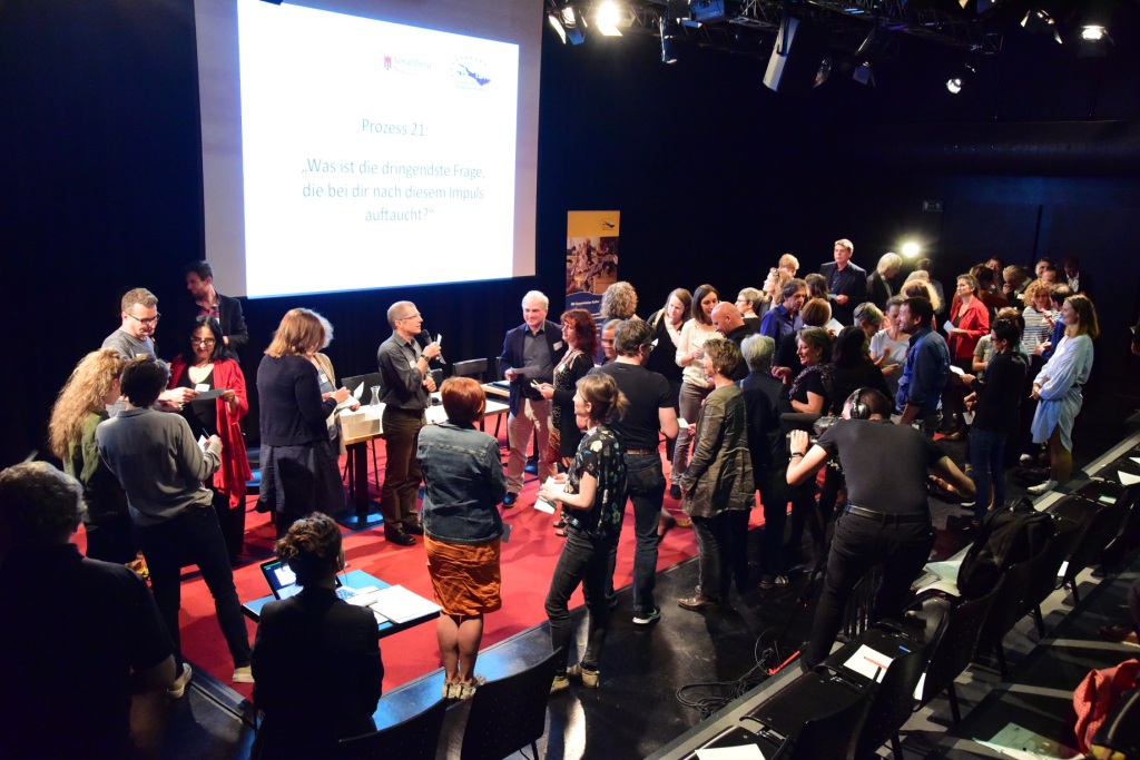 Teilnehmende des Kulturforums beim Austausch zu den dringendsten Fragen.