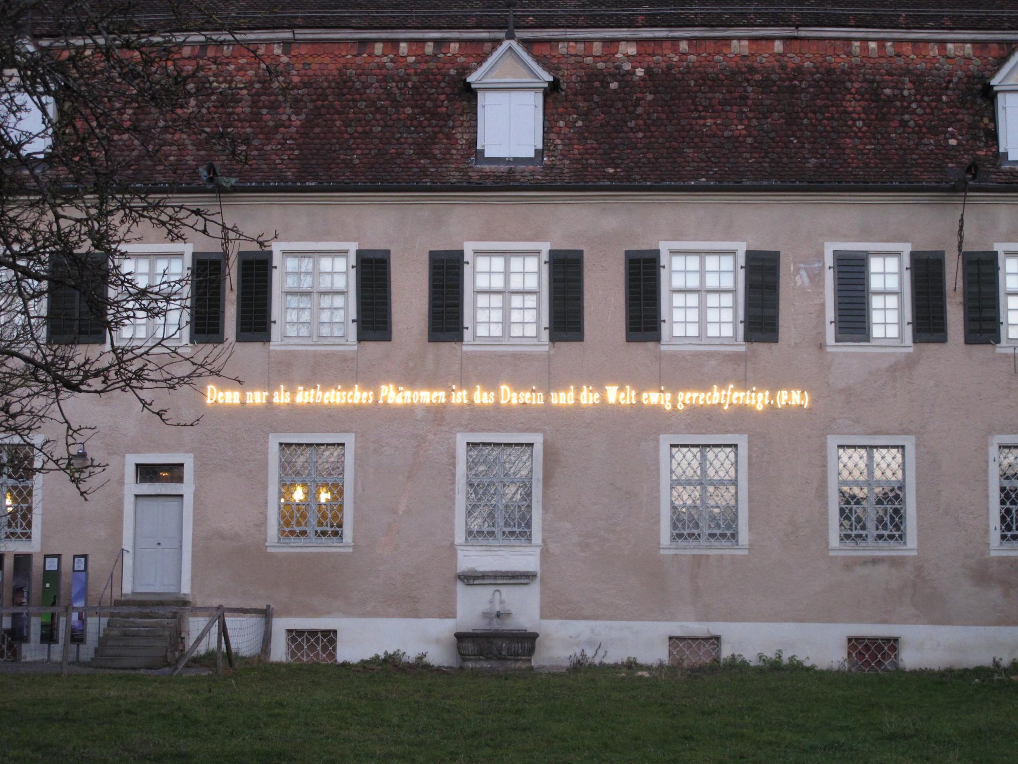 Werk von Joseph Kosuth an der Fassade des Kunstmuseums Thurgau in der Kartause Ittingen