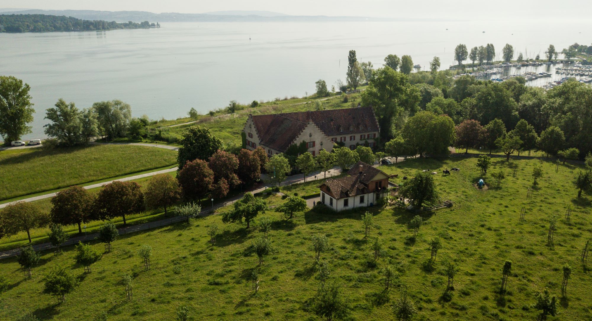 Seemuseum Kreuzlingen aus der Vogelperspektive. Im Hintergrund der Bodensee.