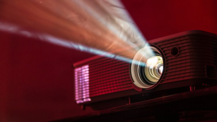 Grosses Kino in der Kirche