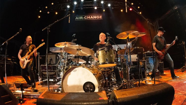 Air-Change, in Concert