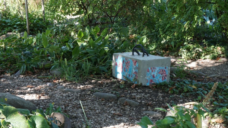 Wir sind alle Geborene – Gespräch zu der Arbeit von Brigitte Buchholz