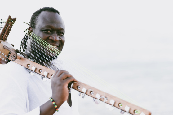 Feel the Beat – Trommelworkshop & Konzert mit Massa Dembele