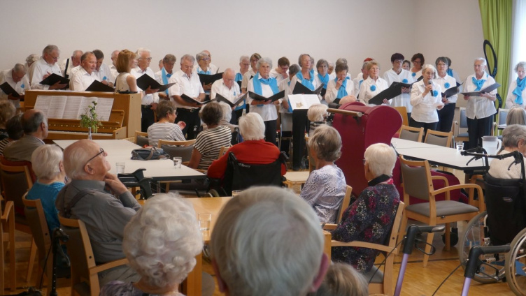 Seniorenchor singt im Alterszetrum (Senior mach mit)