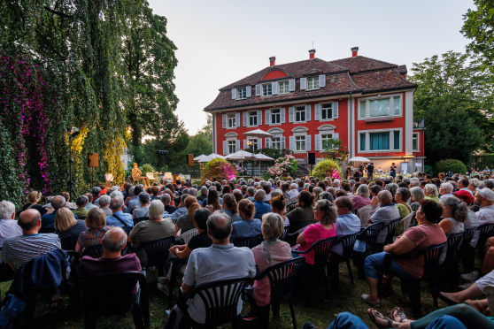 lauschig-Saisoneröffnung mit Gabriele von Arnim und Zsuszanna Gahse