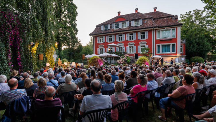 lauschig-Saisoneröffnung mit Gabriele von Arnim und Zsuszanna Gahse