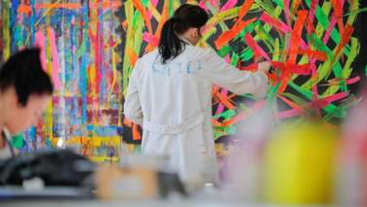 Experimentelles Malen mit Alltagsgegenständen
