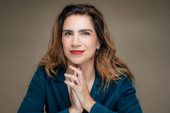Dana Grigorcea: Tanzende Frau, blauer Hahn
