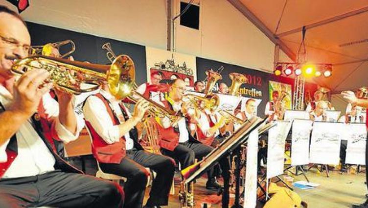 Fröhliche Musik in der Scheune