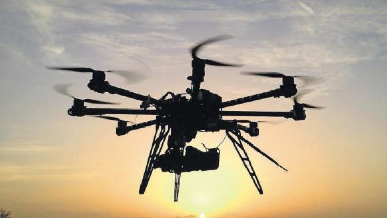 Dramen, Drohnen, Dialekte