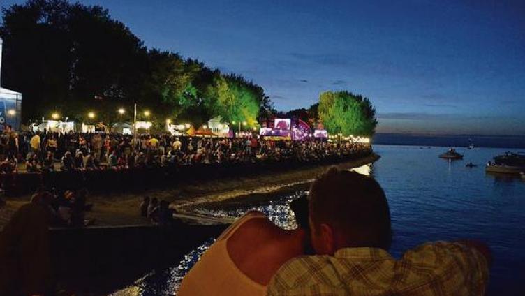 Voll Sonne, voll Mond und Laserstrahlen