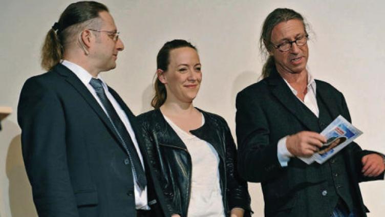 Er kann sogar lachen und lustig sein