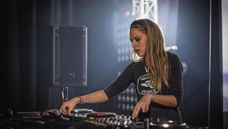 Nora stürmt die US-Charts