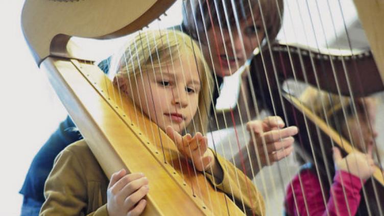 Kinder rennen offene Türen ein
