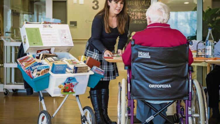 Mit dem Bücherwagen auf Tour
