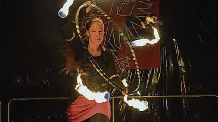 Wildsauen spielen mit dem Feuer