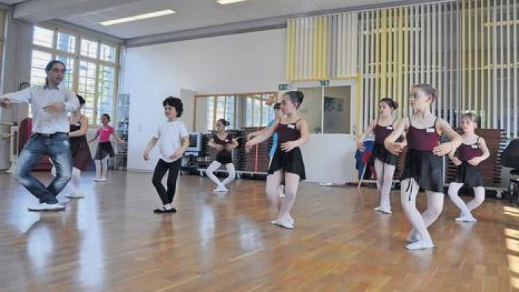 Ballerinas erhalten ihr Zeugnis