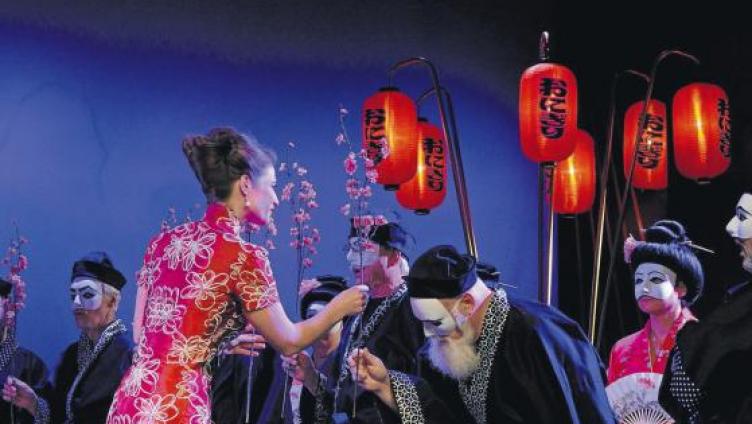 Blaue Maske folgt auf den Husaren