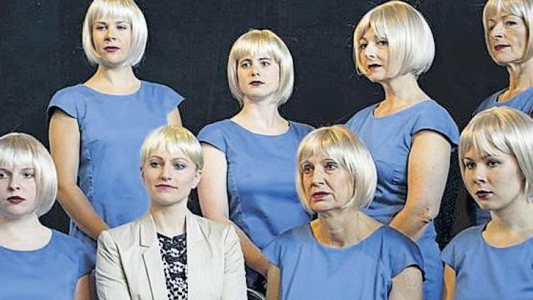 In Kostüm und Maske