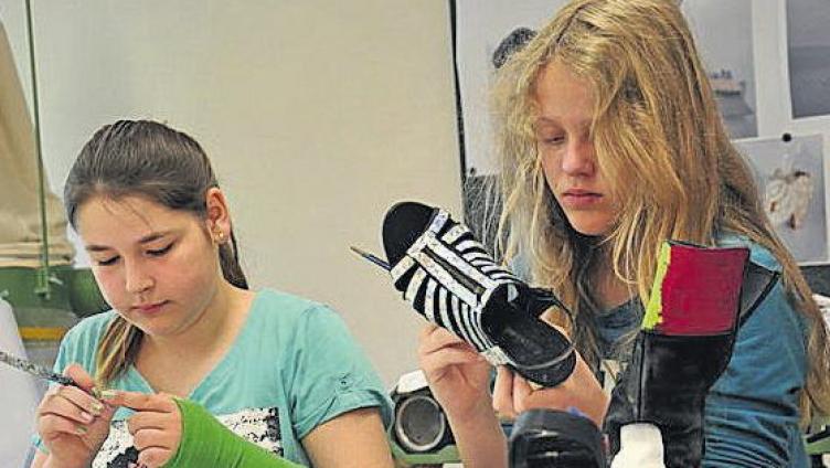 Kinder befassen sich mit Kunst