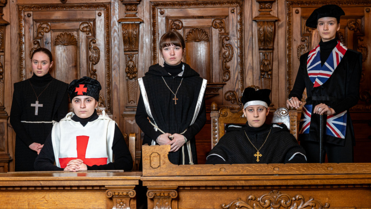 Jeanne d'Arc in Turnschuhen