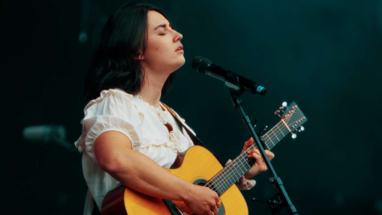 Die starke neue Stimme im Schweizer Folk-Pop