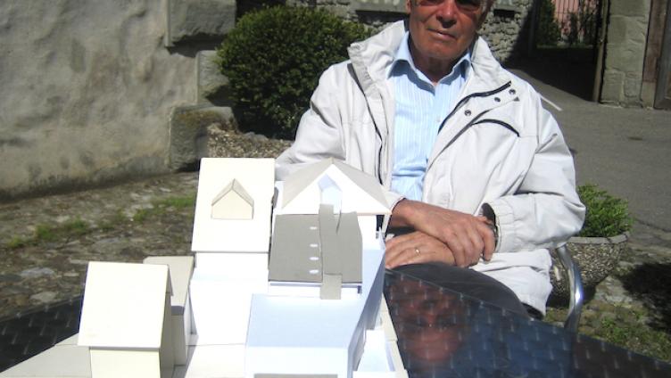 Alfred Muggli bietet Hand