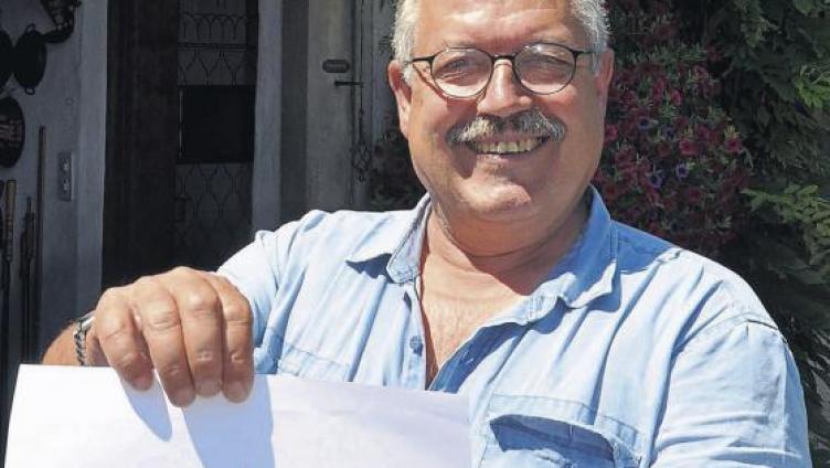 Er zeichnet die Fische fürs Glas